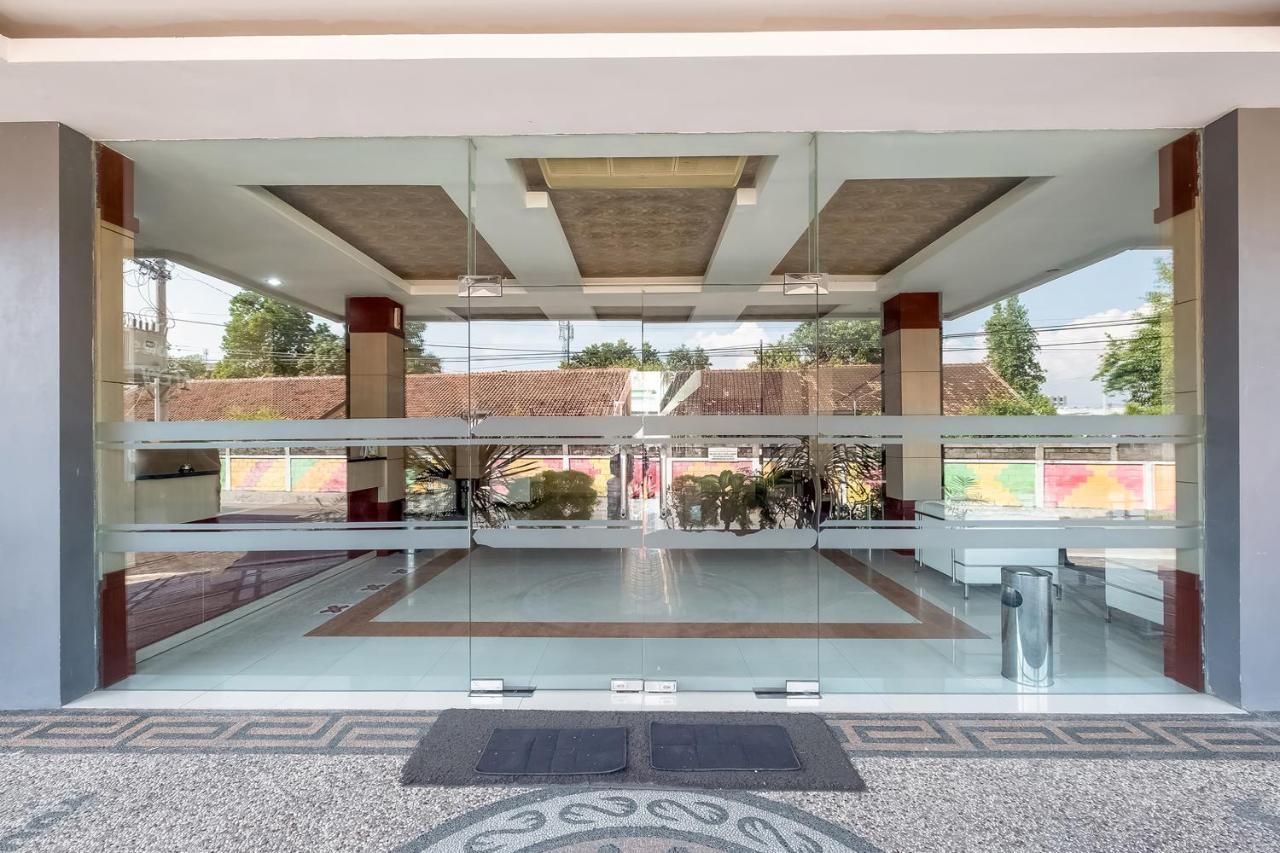 Oyo Flagship 3726 Tembok Batu Residence Tugu المظهر الخارجي الصورة