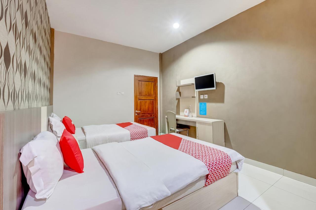 Oyo Flagship 3726 Tembok Batu Residence Tugu المظهر الخارجي الصورة