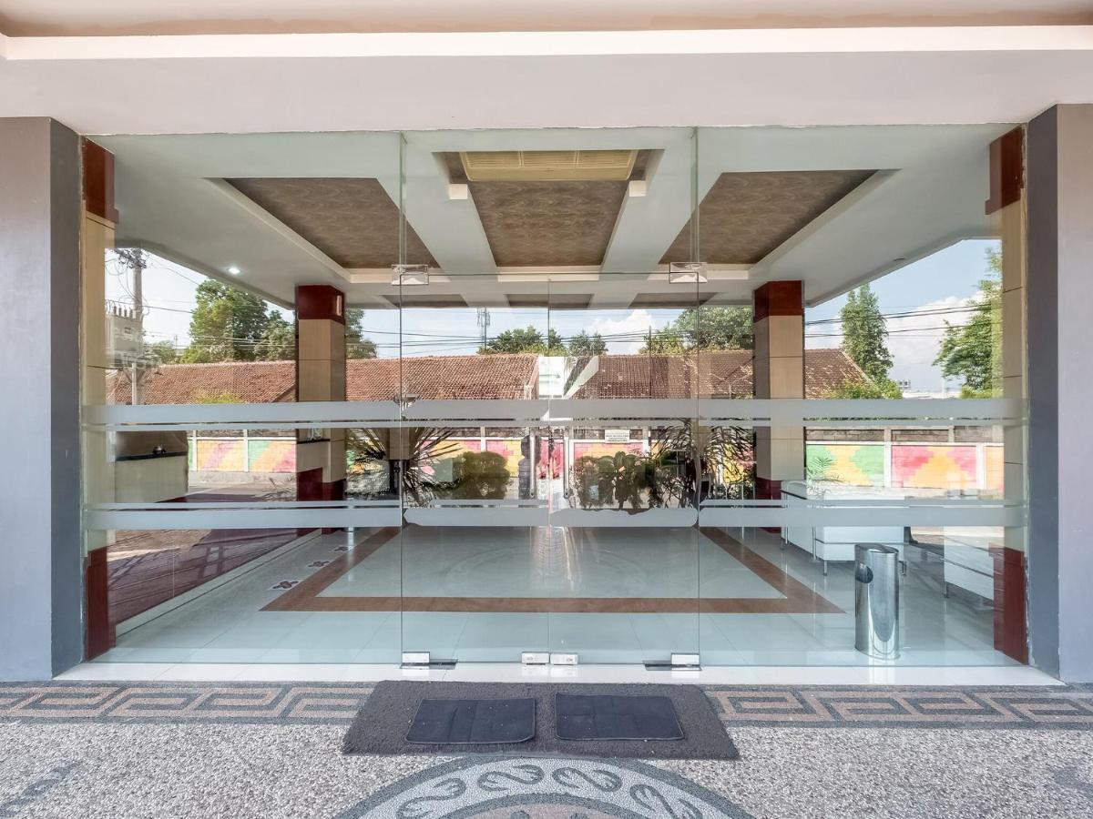 Oyo Flagship 3726 Tembok Batu Residence Tugu المظهر الخارجي الصورة