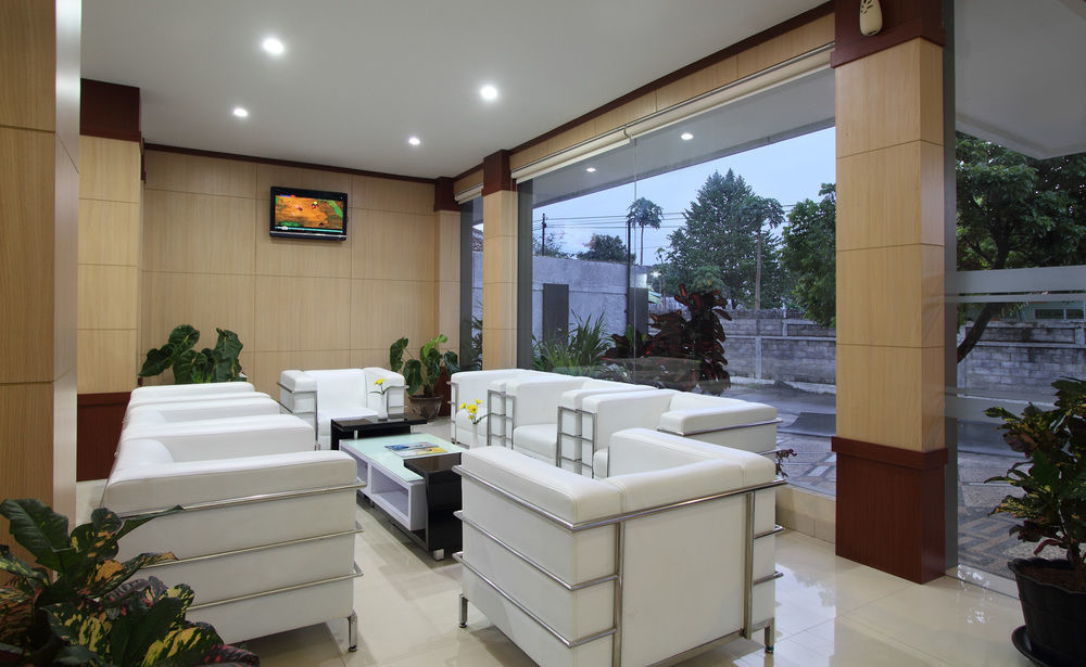 Oyo Flagship 3726 Tembok Batu Residence Tugu المظهر الخارجي الصورة