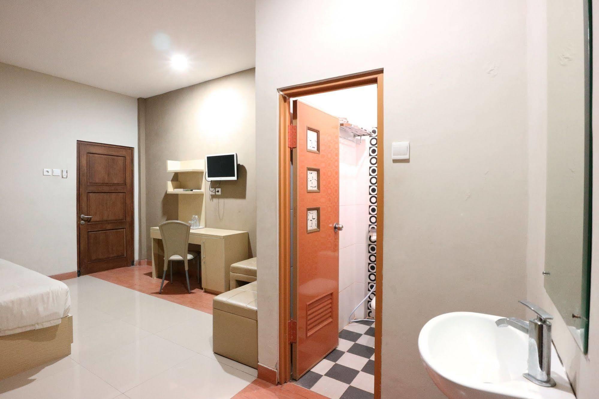 Oyo Flagship 3726 Tembok Batu Residence Tugu المظهر الخارجي الصورة